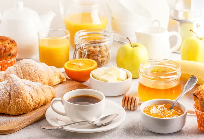 Plateau petit-déjeuner livré en entreprise avec viennoiseries, jus de fruits et café