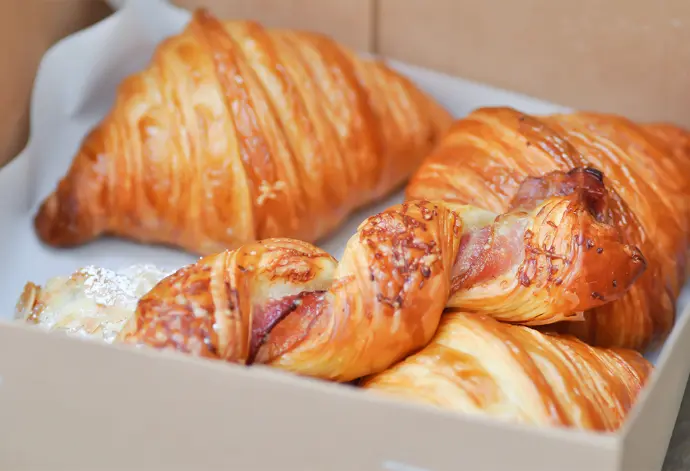Viennoiseries artisanales livrées en entreprise pour le petit-déjeuner