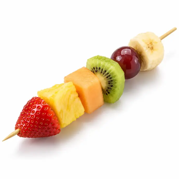 Brochette de fruits frais prête à servir