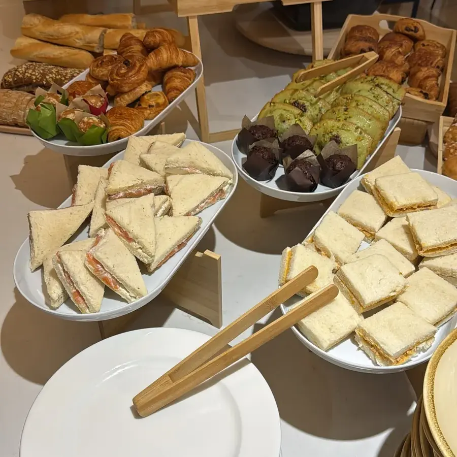 Sandwichs de mie, viennoiseries et pains sur un buffet de petit-déjeuner