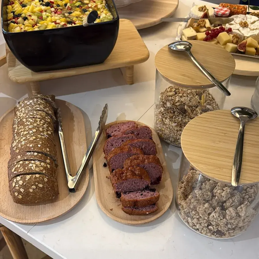 Pain aux céréales, cake, muesli, granola et salade de fruits sur un buffet