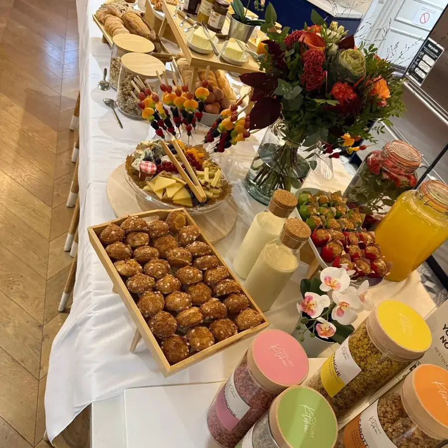 Chouquettes et pots de toppings Yogurt Kitchen sur un buffet de petit-déjeuner