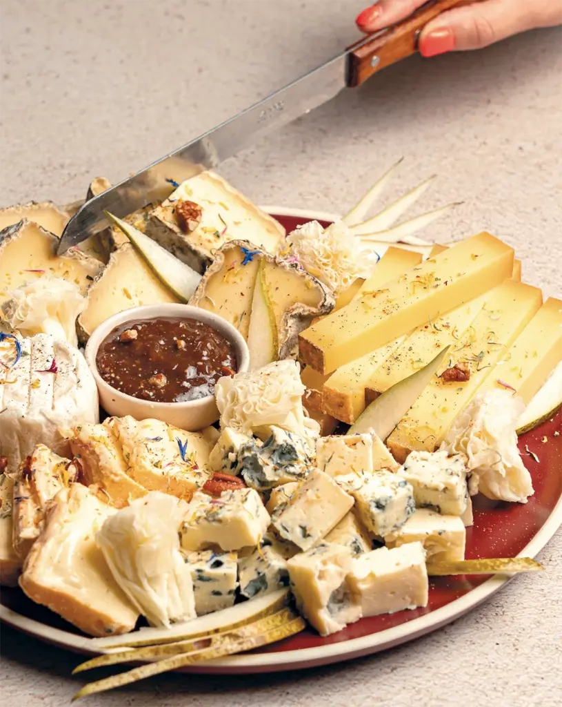 Planche de fromages AOP coupés